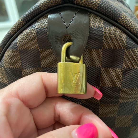 Speedy 30 Damier Ebene. Very clean and hardy used. Comes with lock and key. - Picture 10 of 10